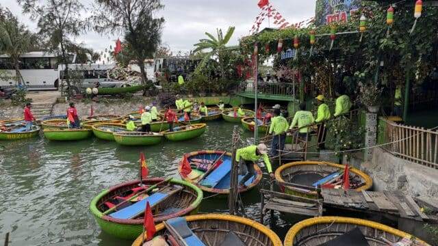 hangcoconut Basket Boat Ride