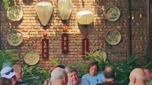 "Lồng Đèn" Restaurant