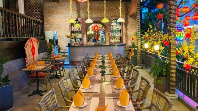 "Lồng Đèn" Restaurant