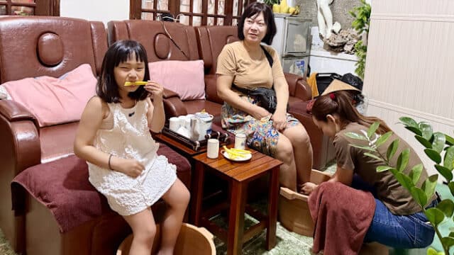 Lá Dứa Spa & Nails (판단잎 마사지) (Pandan Leaf Spa)