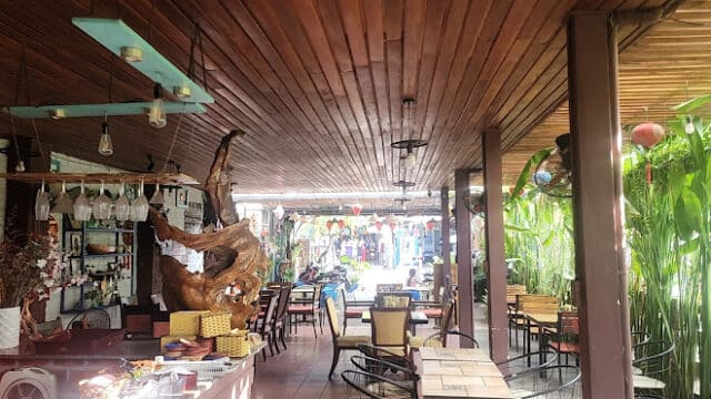 Uyên's Restaurant and Coffee