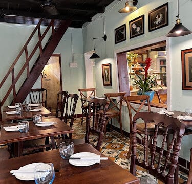 Nữ Eatery