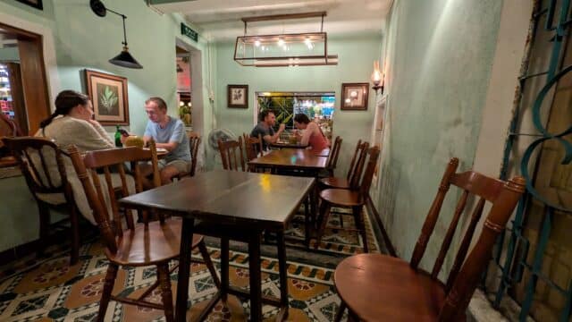 Nữ Eatery